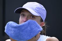 Iga Švjontek plače posle poraza u finalu od Džesike Pegule