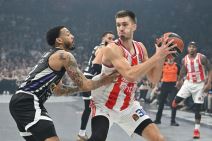 Filip Petrušev dok ga čuva Karlik Džouns