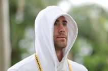 Dušan Vlahović sa kapuljačom na glavi.