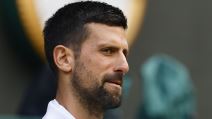 Novak Đoković gleda publiku na meču protiv Dena Evansa