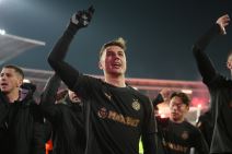 Nemanja Nikolić peva sa navijačima Partizana