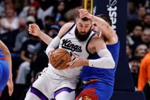 Jonas Valančijunas i Nikola Jokić na meču NBA lige