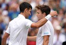 Miomir Kecmanović i Novak Đoković na meču na Vimbldonu