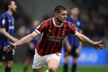 Luka Jović širi ruke u dresu Milana posle gola Interu.