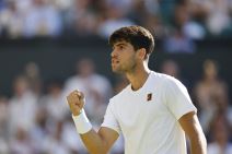 Španski teniser Karlos Alkaraz slavi pobedu na Vimbldonu.