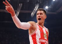Nemanja Nedović pokazuje dva prsta u dresu Crvene zvezde.