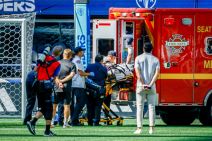 Stefan Frej golman Sijetla prevezen je u kolima Hitne pomoći u bolnicu