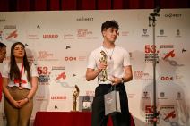 Dragan Vesić jpreuzima nagradu u ime Ivana Bosiljčića