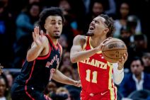 Košarkaš Zvezde Džordan Nvora protiv Treja Janga u NBA.