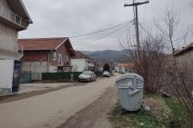 majka bacila bebu u kontejner kod Doljevca (2).jpg