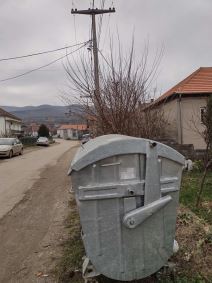 majka bacila bebu u kontejner kod Doljevca (4).jpg