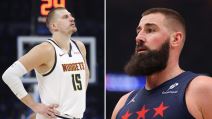 Nikola Jokić u belom dresu s leve starne, Jonas Valančijunas u tamnijem sa desne.