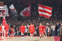 Košarkaši Crvene zvezde na zagrevanju dok su iza njih Delije.