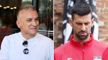 Srđan Đoković sa leve strane u beloj majici, sa desne Novak Đoković u opremi Srbije.