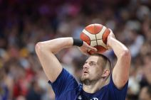 Nikola Jokić šutira na koš.