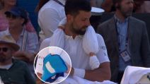 Novak Đoković nosi rukavicu za rashlađivanje dlanova.