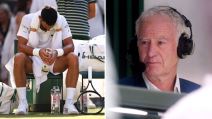 Novak Đoković povređen sedi na klupi, a Džon Mekinro sa slušalicama i mikrofonom komentariše meč.