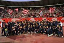 Fudbaleri Crvene zvezde slave titulu ispred severne tribine.