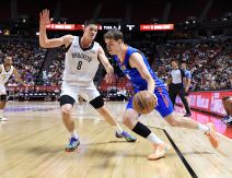 Nikola Topić u dresu Oklahome protiv Bruklina ide u prodor.