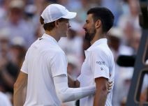 Janik Siner i Novak Đoković u zagrljaju na Vimbldonu.