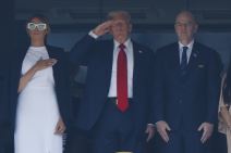 Donald Tramp salutira himni Sjedinjenih Država na utakmici PSŽ Čelsi