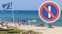 Grčka, plaža, letovanje, ležaljke, saobraćajni znak, more