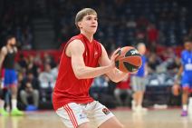 Andrej Kostić na zagrevanju protiv Efesa