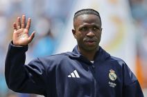 Vinisijus Žunior u opremi Real Madrida diže ruku.