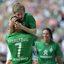 Fudbaleri Marko Marin i Marko Arnautović proslavljaju gol.