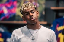 Lamin Jamal ozbiljan u beloj majici i sa desetkom oko vrata.