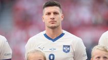 Luka Jović sluša himnu u reprezentaciji Srbije