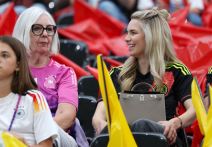Anika Nojer supruga Manuela Nojera navija za njega na utakmici Nemačke
