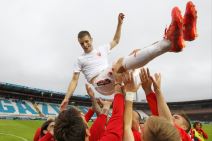 Darko Lazović na rukama fudbalera Crvene zvezde.