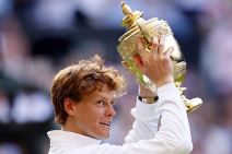 Janik Siner drži pehar na Vimbldonu.