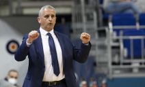 Igor Kokoškov, srpski košarkaški trener u odelu.