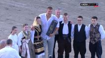 Nikola Jokić prima nagradu na Dužijanci