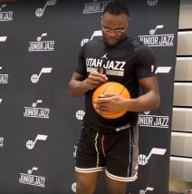 Oskar Čibvej daje autogram