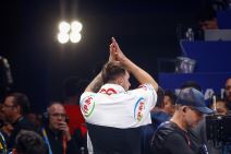 Luka Dončić podigao ruke i oprašta se od navijača Slovenije.