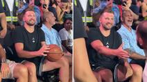 Luka Dončić sedi i šutira, a onda mu čestitaju na tome.