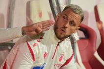 Marko Arnautović na klupi Crvene zvezde gleda u pravcu ruke Nemanje Radonjića.