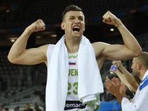 Alen Omić pokazuje mišiće u dresu Slovenije.