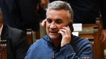Srđan Đoković priča telefonom u Skupštini