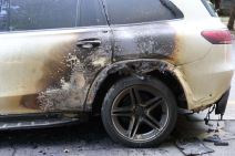 Zapaljeni džip u Beogradu 2.jpg