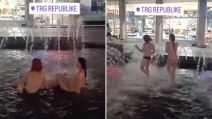 Gole devojke se ljube u fontani na Trgu Republike