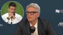 Novak Đoković u kružiću, Karl Hale u odelu na konferenciji za medije ispred mikrofona.