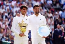 Novak Đoković grli Karlosa Alkaraza.