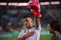 Luka Jović podigao dres Crvene zvezde uvis.