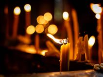 paljenje_sveća_pomen_crkva_stefan_stojanović_ (10).jpg