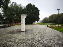 Spomenik ubijenim Jevrejima na stadionu u Poznanju2.jpg