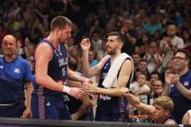 Nikola Jokić se pozdravlja sa Ognjenom Dobrićem.